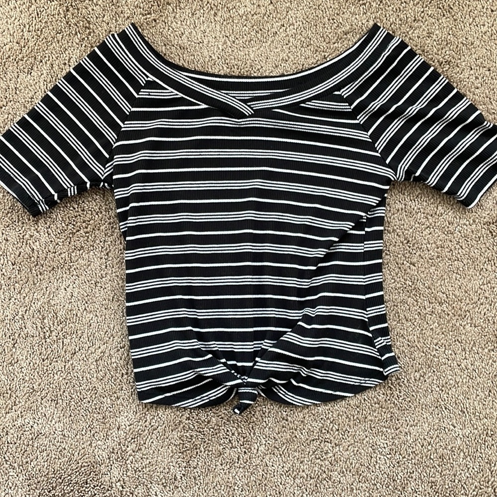 Selling a poof New York cropped T-shirt. Size medium in women’s!